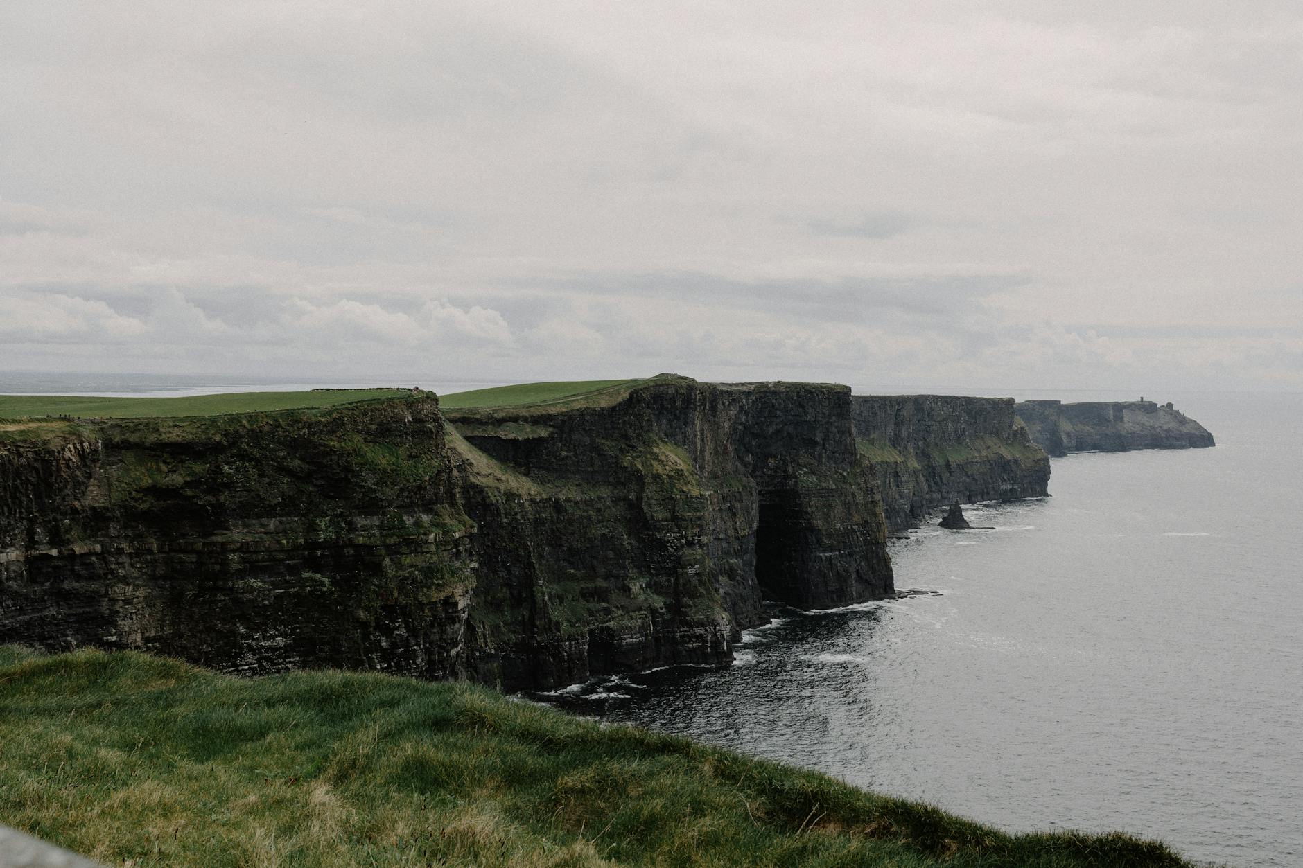 Klify Moheru w Irlandii nad wzburzonym Atlantykiem