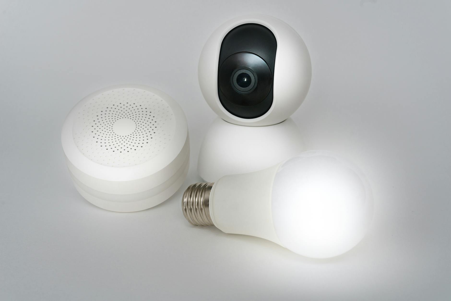 Domowy licznik energii: jak mierzyć zużycie i znaleźć pożeracze prądu Zestaw urządzeń smart home na białym tle