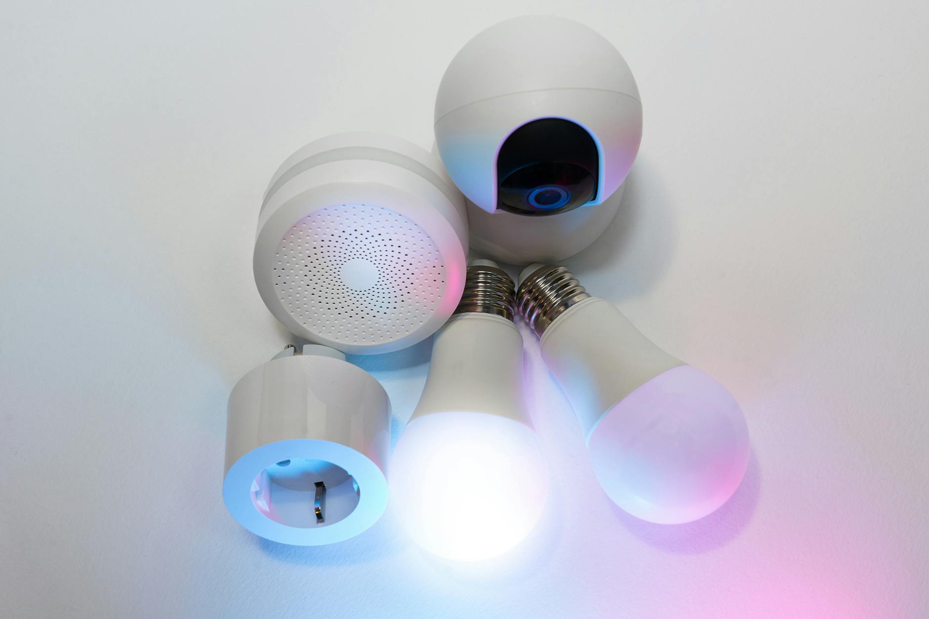 Zestaw urządzeń smart home z żarówkami, kamerą i hubem