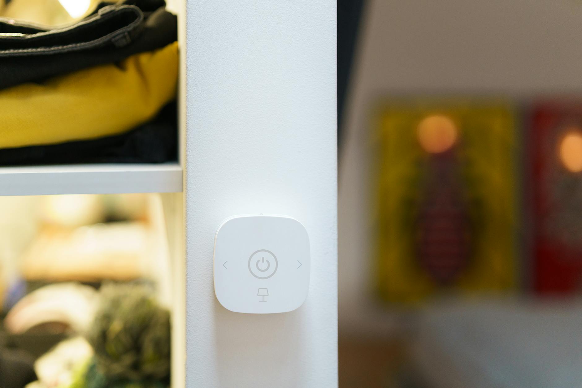 Zbliżenie inteligentnego włącznika światła w nowoczesnym smart home