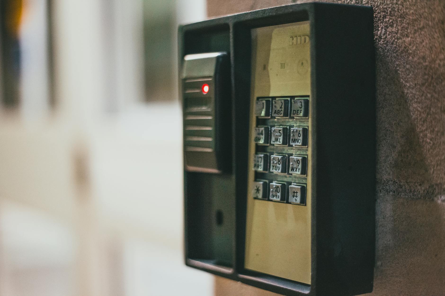 Zbliżenie na podświetlony panel klawiatury domowego systemu alarmowego