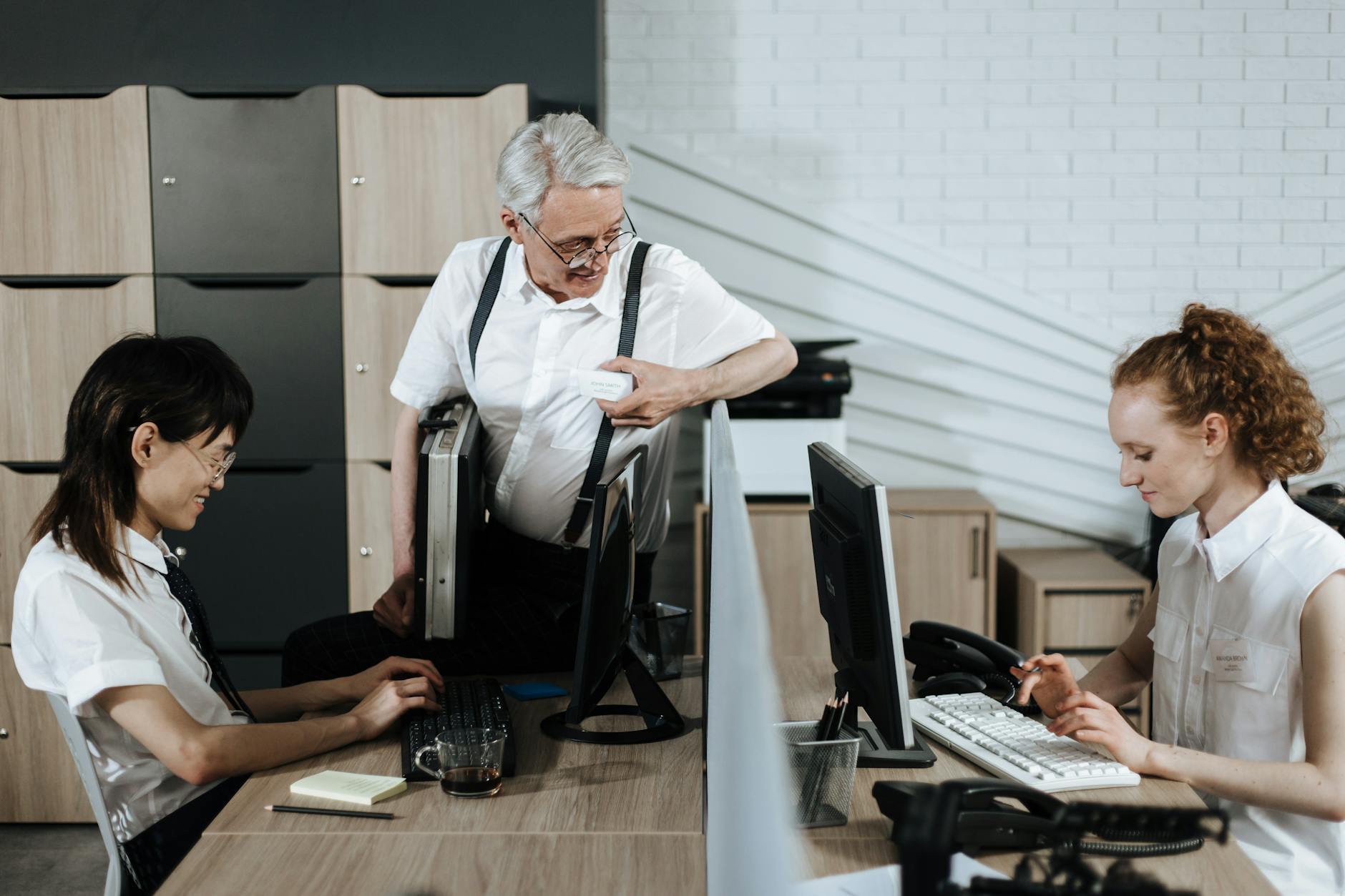 Zespół różnorodnych pracowników biurowych współpracujących przy biurkach