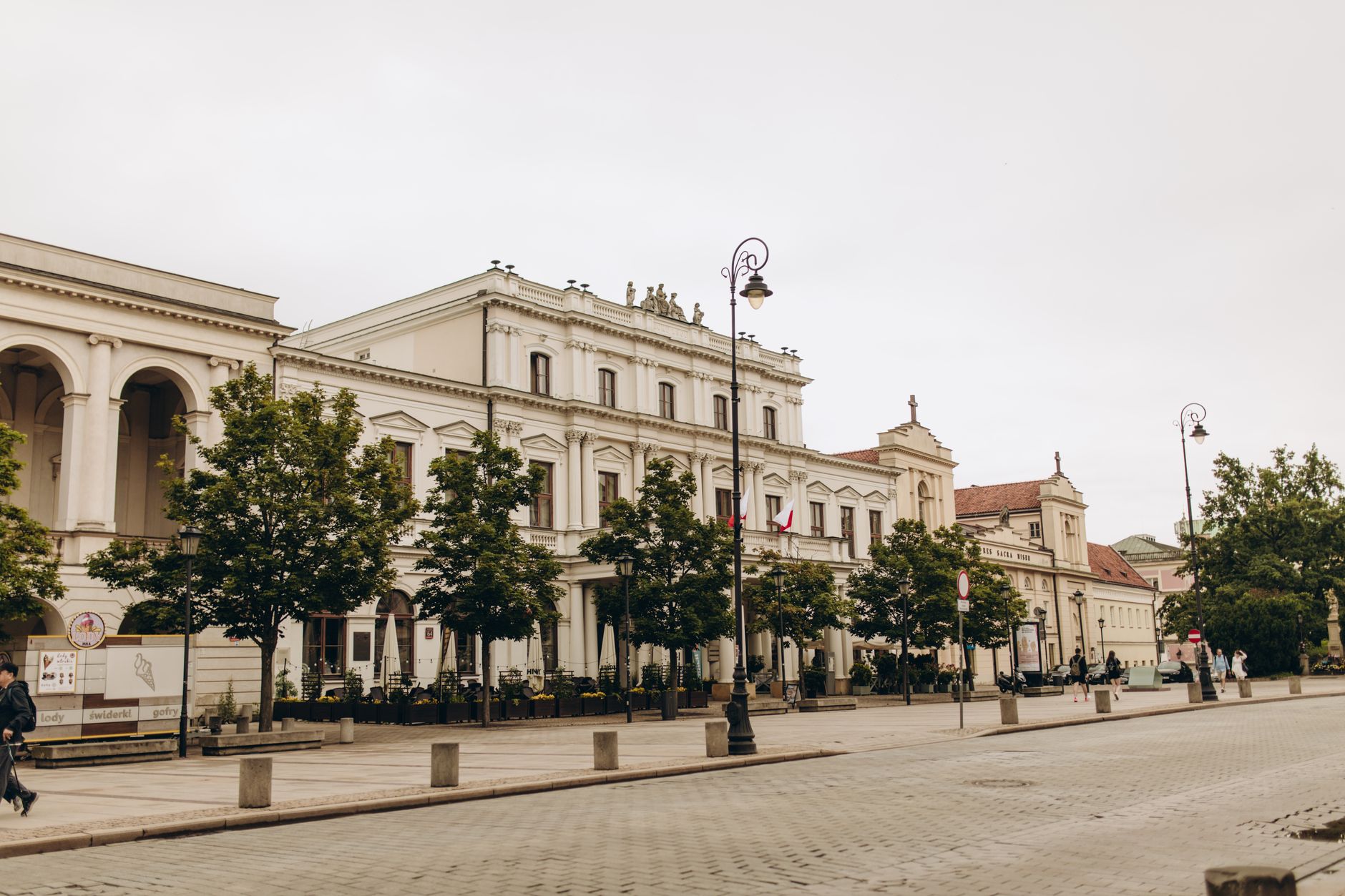 Kamienica Dom Polonii przy cichej ulicy w centrum Warszawy
